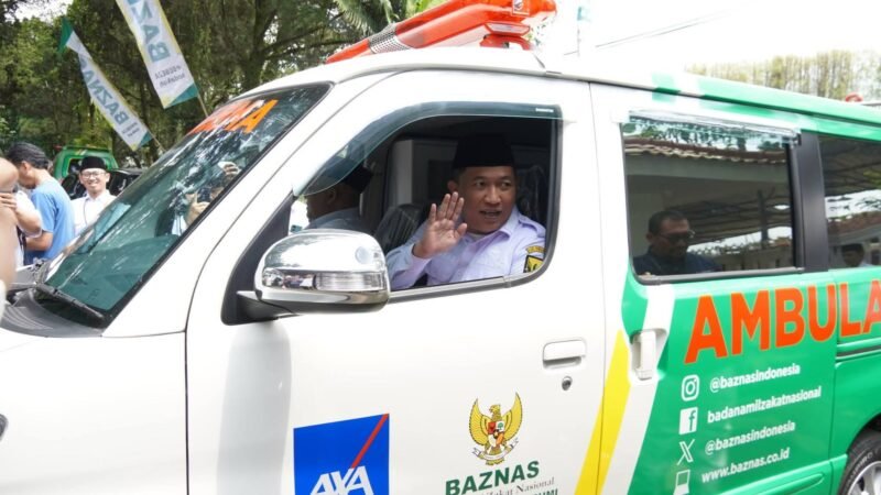 Penyerahan bantuan ambulans dari PT AXA Insurance kepada BAZNAS Kabupaten Sukabumi