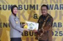 Pemkab Sukabumi menyerahkan Sukabumi Award 2025