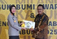 Pemkab Sukabumi menyerahkan Sukabumi Award 2025