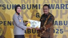 Pemkab Sukabumi menyerahkan Sukabumi Award 2025