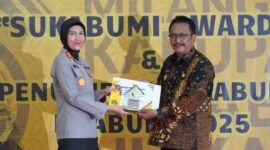 Pemkab Sukabumi menyerahkan Sukabumi Award 2025