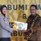 Pemkab Sukabumi menyerahkan Sukabumi Award 2025