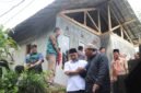 Wakil Bupati Sukabumi H. Andreas menyerahkan bantuan perbaikan Rutilahu