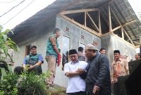 Wakil Bupati Sukabumi H. Andreas menyerahkan bantuan perbaikan Rutilahu