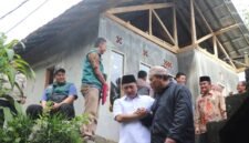 Wakil Bupati Sukabumi H. Andreas menyerahkan bantuan perbaikan Rutilahu