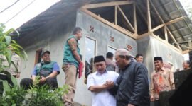 Wakil Bupati Sukabumi H. Andreas menyerahkan bantuan perbaikan Rutilahu
