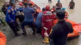 Evakuasi warga Kampung Sawah Tengah, Desa Cidadap, Kecamatan Simpenan,