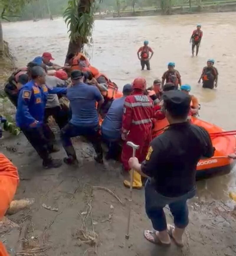 Evakuasi warga Kampung Sawah Tengah, Desa Cidadap, Kecamatan Simpenan,