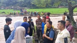 Wakil Bupati Sukabumi H. Andreas meninjau langsung jembatan putus akibat luapan Sungai Citapen di Desa Loji,