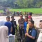 Wakil Bupati Sukabumi H. Andreas meninjau langsung jembatan putus akibat luapan Sungai Citapen di Desa Loji,