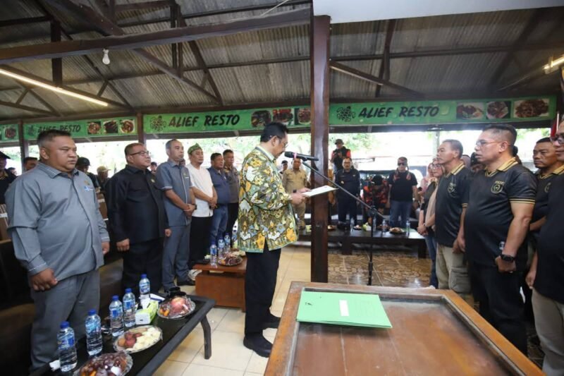 Bupati Sukabumi H. Asep Japar menghadiri Pelantikan dan Deklarasi Paguyuban Kepala Desa dan Perangkat Desa Pajampangan (PKPP) Masa Bakti 2025–2027