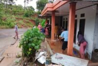 Banjir lumpur merendam sejumlah rumah warga di Kampung Cipeuncit