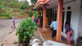 Banjir lumpur merendam sejumlah rumah warga di Kampung Cipeuncit