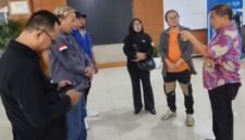 Kuasa Hukum Dede Warsa dan Enang Darsa, H. Agus Sumarna, menyayangkan sikap Komisi I DPRD Kota Bandung