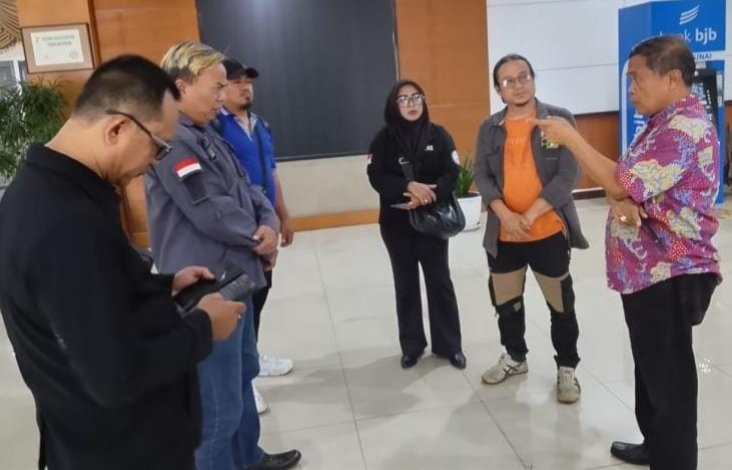 Kuasa Hukum Dede Warsa dan Enang Darsa, H. Agus Sumarna, menyayangkan sikap Komisi I DPRD Kota Bandung