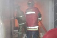 Damkar Kabupaten Sukabumi sigap memadamkan kebakaran di ruang produksi Pabrik Jamu Sari Alam