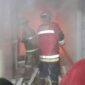 Damkar Kabupaten Sukabumi sigap memadamkan kebakaran di ruang produksi Pabrik Jamu Sari Alam