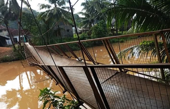 Pemkab Sukabumi bergerak cepat menangani putusnya sling jembatan gantung